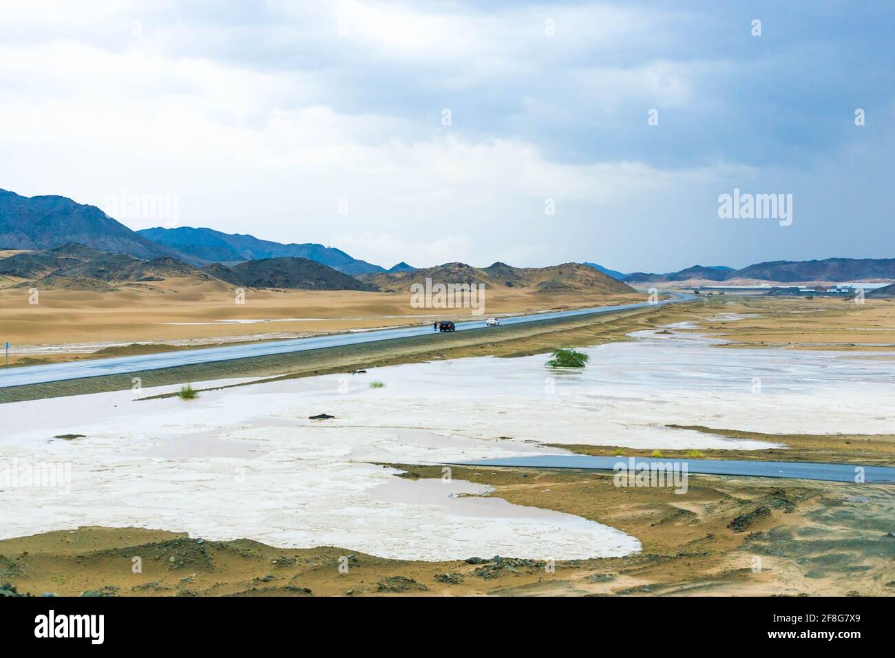 Una giornata piovosa nel deserto di makkah, arabia saudita Foto Stock
