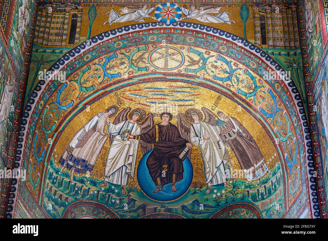Ravenna, provincia di Ravenna, Italia. Mosaico nell'abside della Basilica di San vitale di Cristo fiancheggiato da due angeli e da San Vitalis e dal Vescovo Ecclesio. Ver Foto Stock