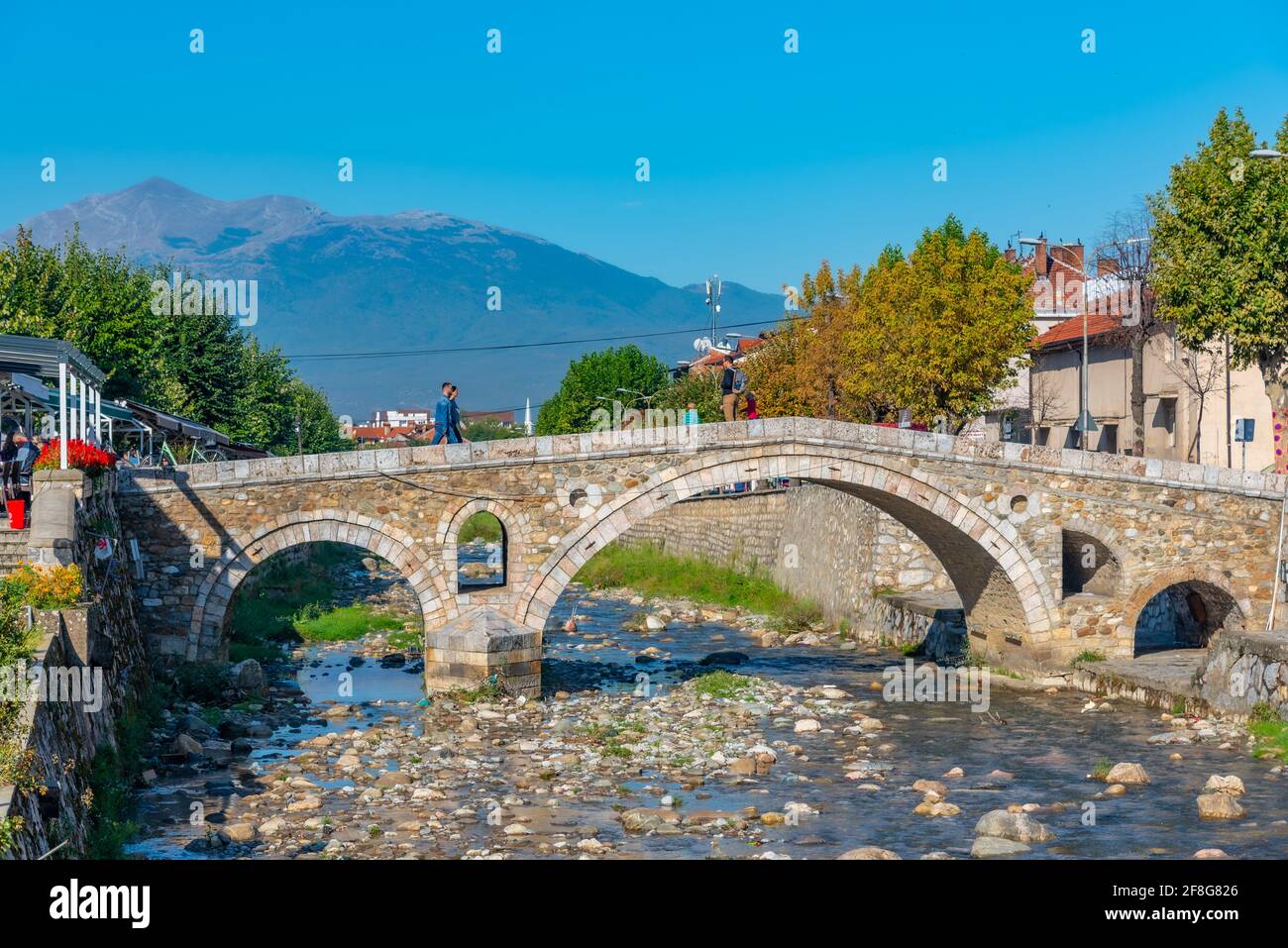 Riverside del fiume Bistrica nel centro di Prizren, Kosovo Foto Stock
