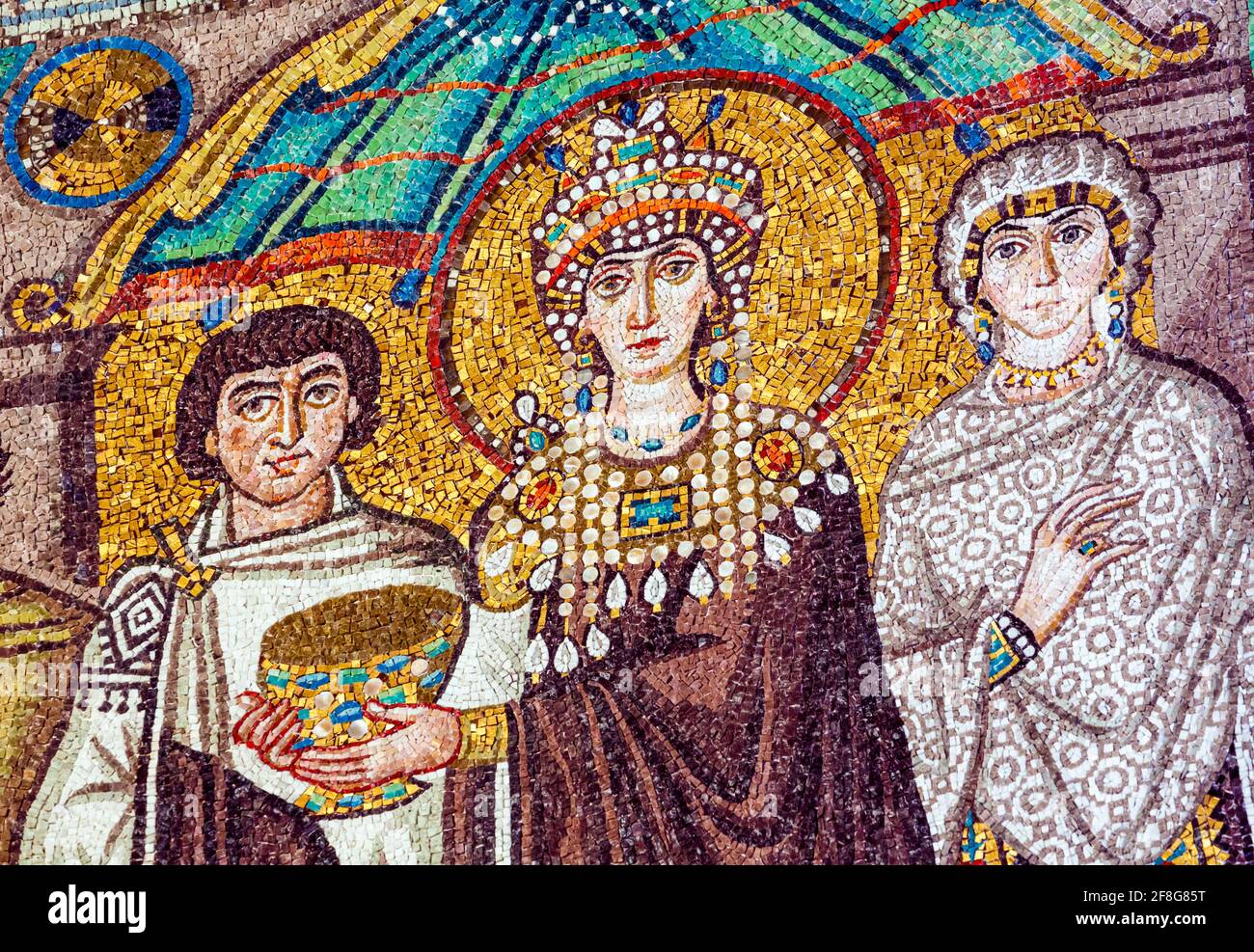 Ravenna, provincia di Ravenna, Italia. Particolare del mosaico del VI secolo nella Basilica di San vitale che mostra l'imperatrice Teodora con la sua corte. Sta tenendo la co Foto Stock