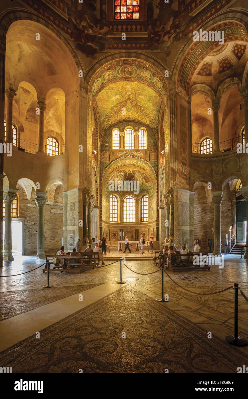 Ravenna, provincia di Ravenna, Italia. Interno della Basilica di San vitale. Visitatori che ammirano i mosaici. I monumenti paleocristiani di Ravenna ar Foto Stock