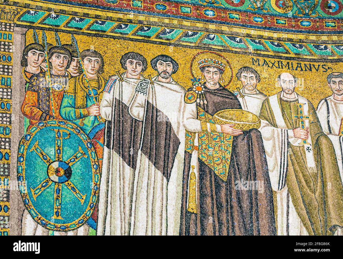 Ravenna, provincia di Ravenna, Italia. Mosaico nella basilica di San vitale dell'Imperatore Giustiniano i con i membri della sua corte. Sta portando un cesto che possib Foto Stock