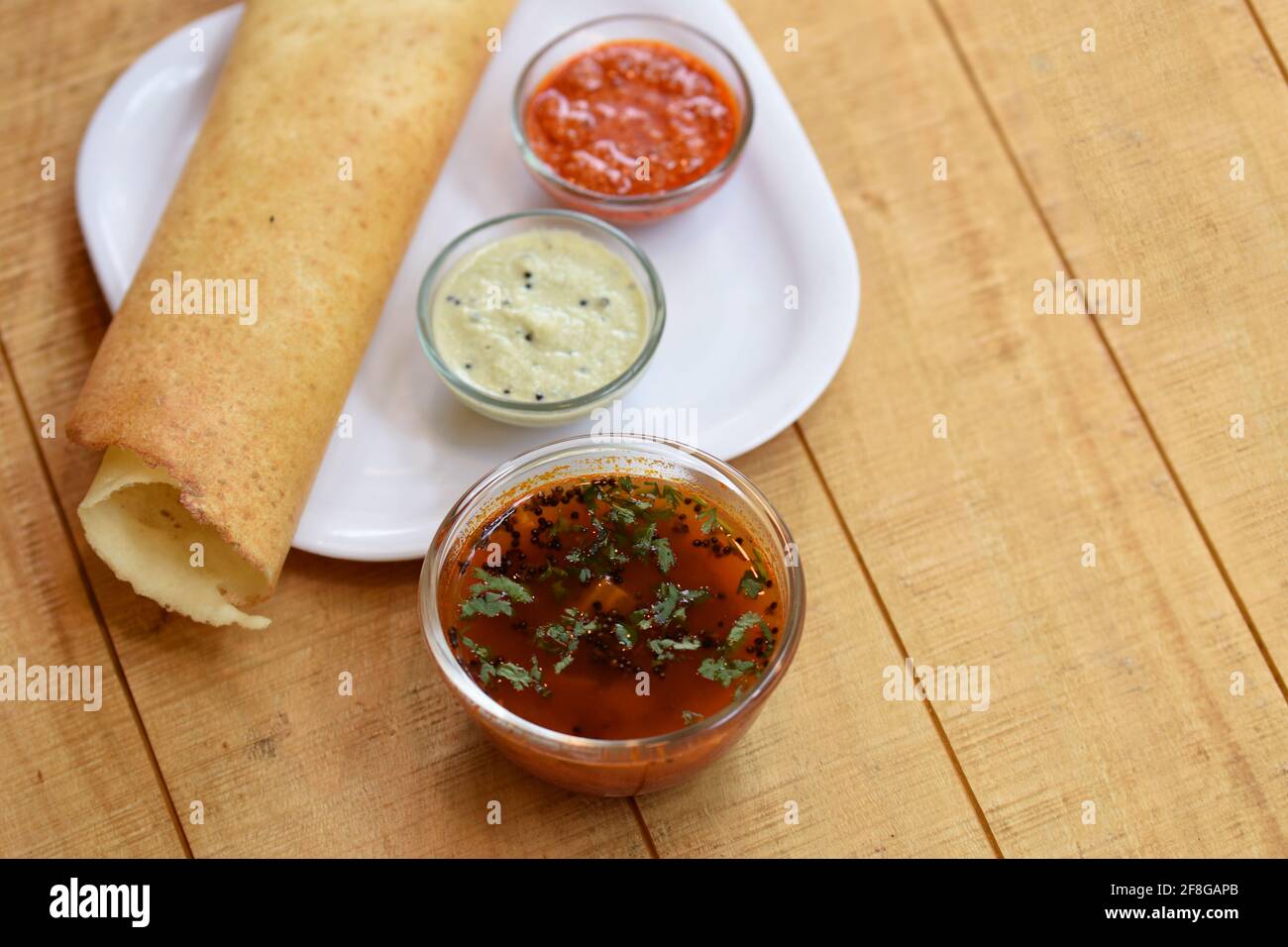 Masala Dosa , pasto sudindiano sambhar e chutney di cocco oltre, riso indiano tradizionale DOSA , cibo indiano, Foto Stock