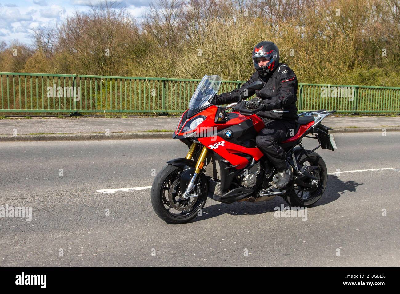 2019 BMW S 1000 XR Sport se; motociclista; trasporto a due ruote, motociclette, veicoli su strada britannica, motociclette, motociclette, motociclisti che automobilano a Manchester, Regno Unito Foto Stock