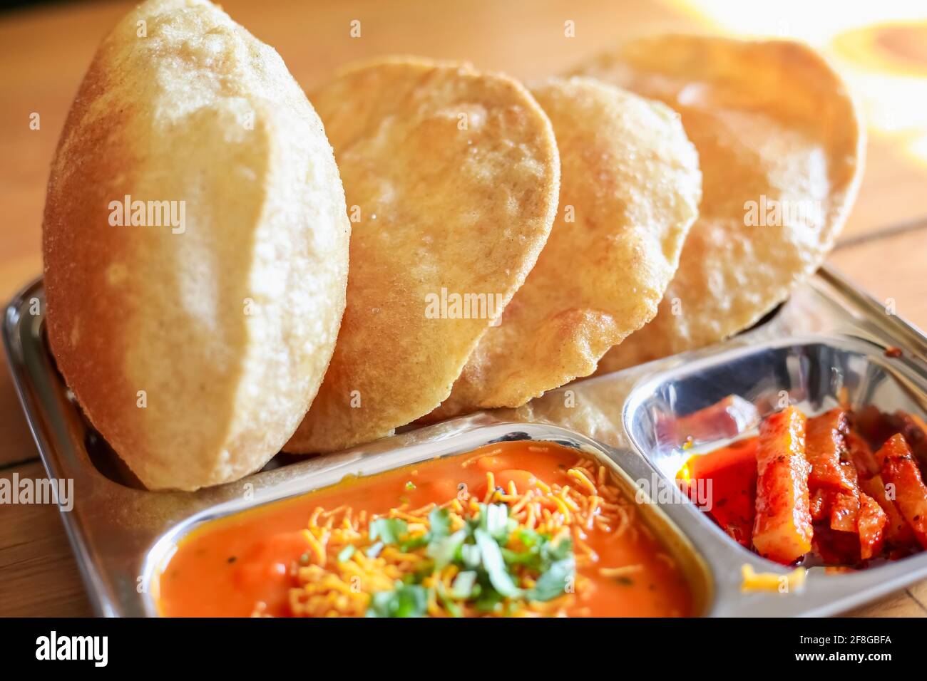 Puri Sabji o Poori Sabzi. Spuntino indiano. Pane fritto indiano servito con curry di verdure piccante e sottaceti piccanti. Cibo indiano dall'aspetto delizioso. Questa t Foto Stock
