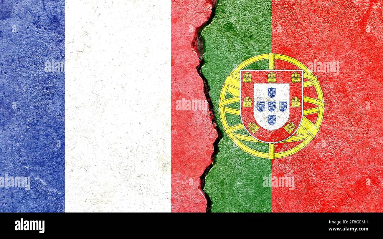 Grunge sfondo con Francia e Portogallo bandiere su un cracked parete Foto Stock