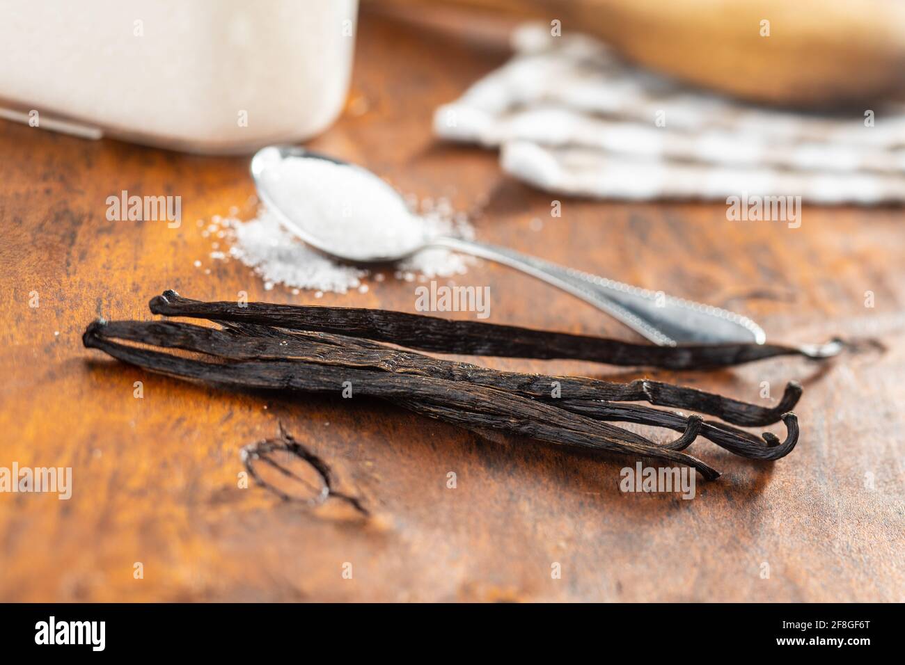 Baccelli di vaniglia. Bastoncini di vaniglia con zucchero bianco. Foto Stock