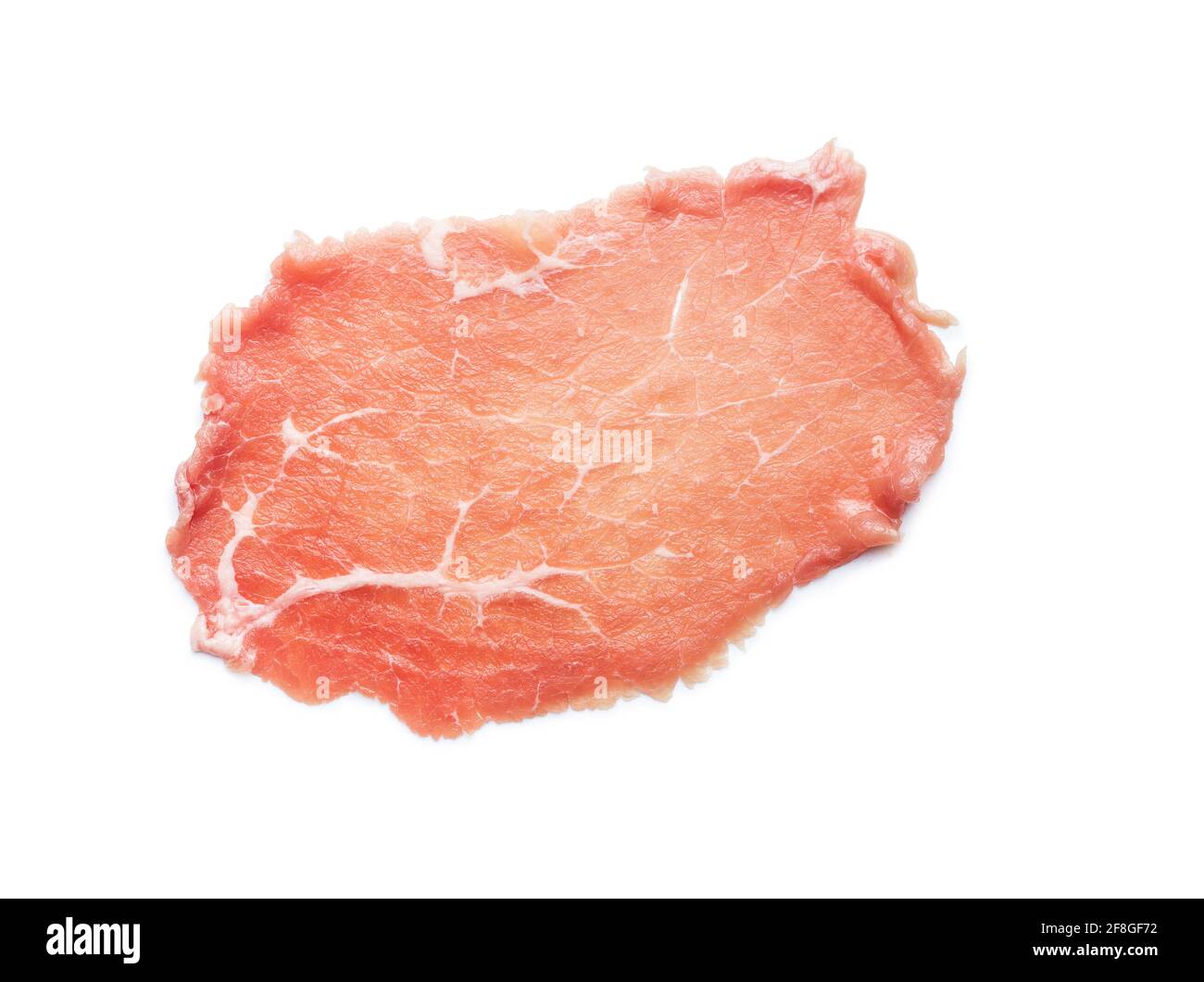 Carpaccio a fette. Carne di manzo grezza isolata su fondo bianco. Foto Stock