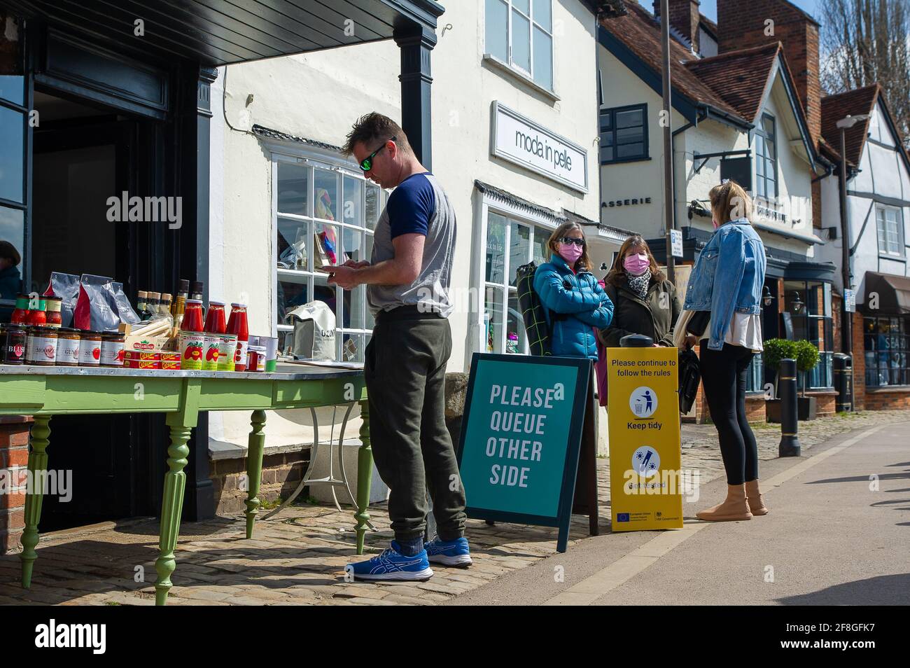 Old Amersham, Buckinghamshire, Regno Unito. 14 aprile 2021. La gente stamani si è goduto il bel sole di primavera in Old Amersham mentre la città torna alla vita dopo l'ultimo passo nel facilitare le restrizioni di blocco Covid-19. Welcome Back i cartelli sono stati posti intorno alla città dal Consiglio di Buckinghamshire. Credit: Maureen McLean/Alamy Live News Foto Stock