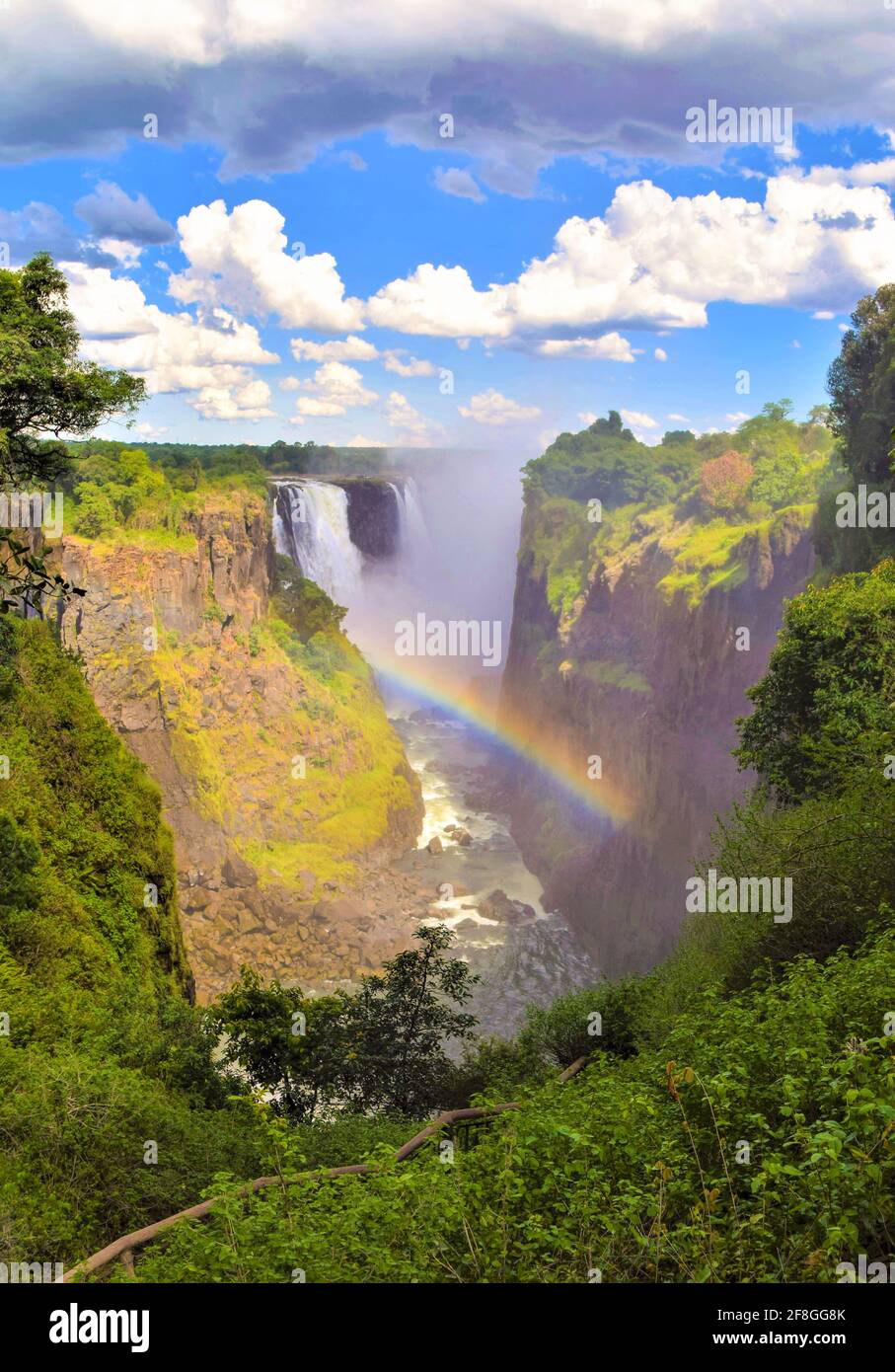 L'iconica cascata di Mosi-Oa-Tunya, chiamata anche Cascate Victoria, si può ammirare dal lato dello Zimbabwe. Foto Stock