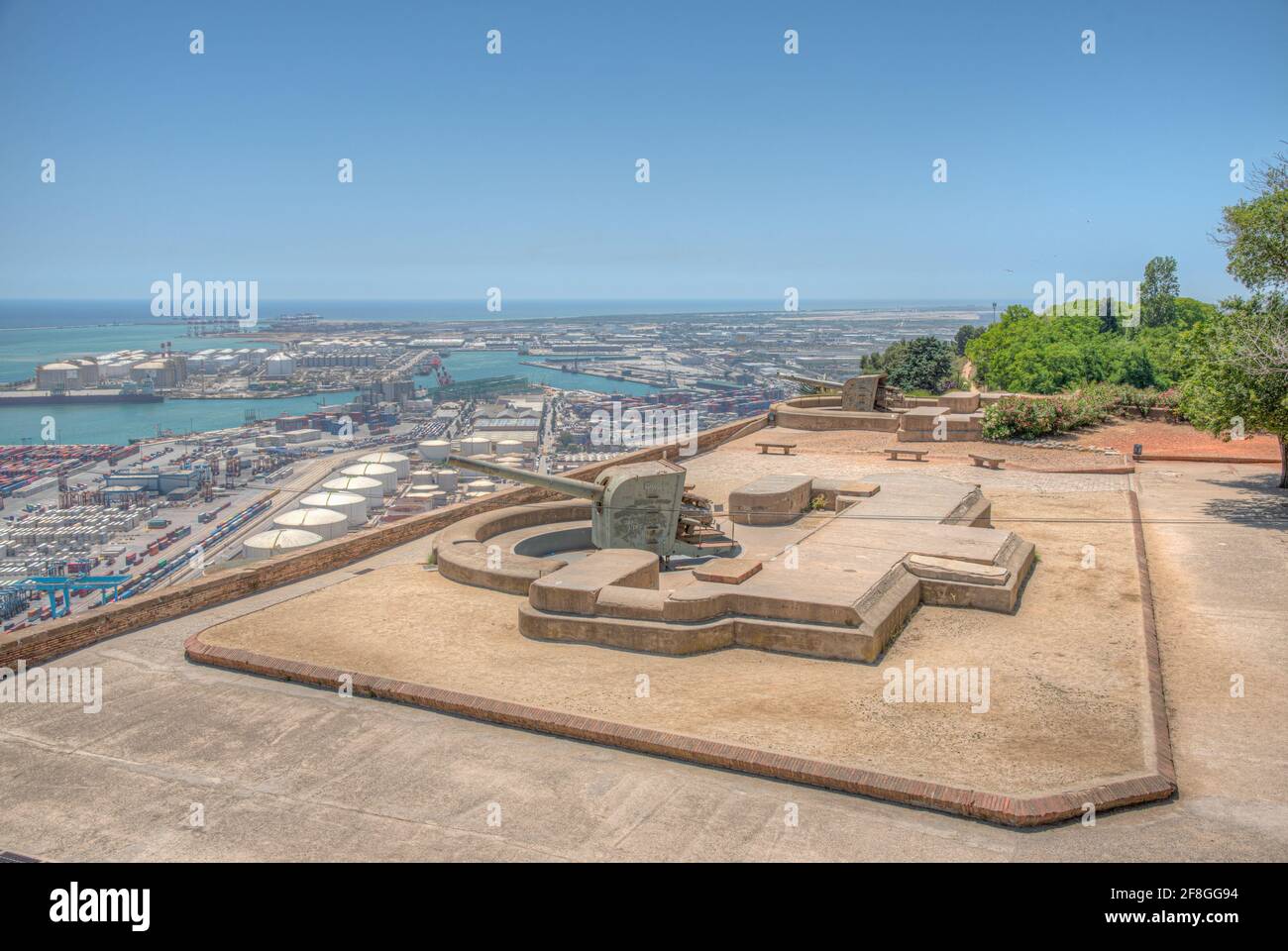 Vista aerea del porto di Barcellona e un cannone al castello di Montjuic, Spagna Foto Stock