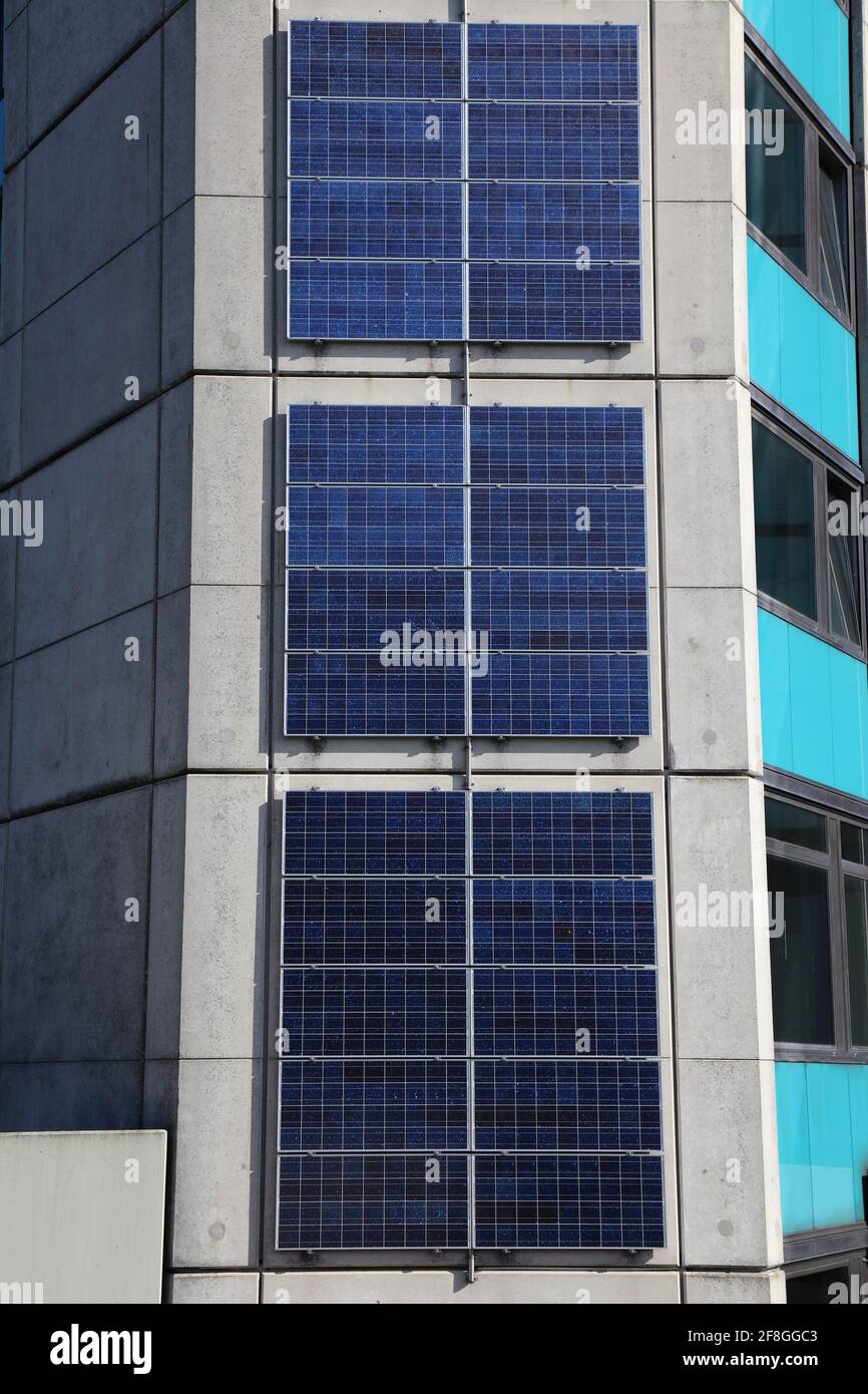 Pannelli solari sulla superficie verticale di un edificio pubblico a Marl,  Germania. Produzione di energia fotovoltaica in Germania Foto stock - Alamy