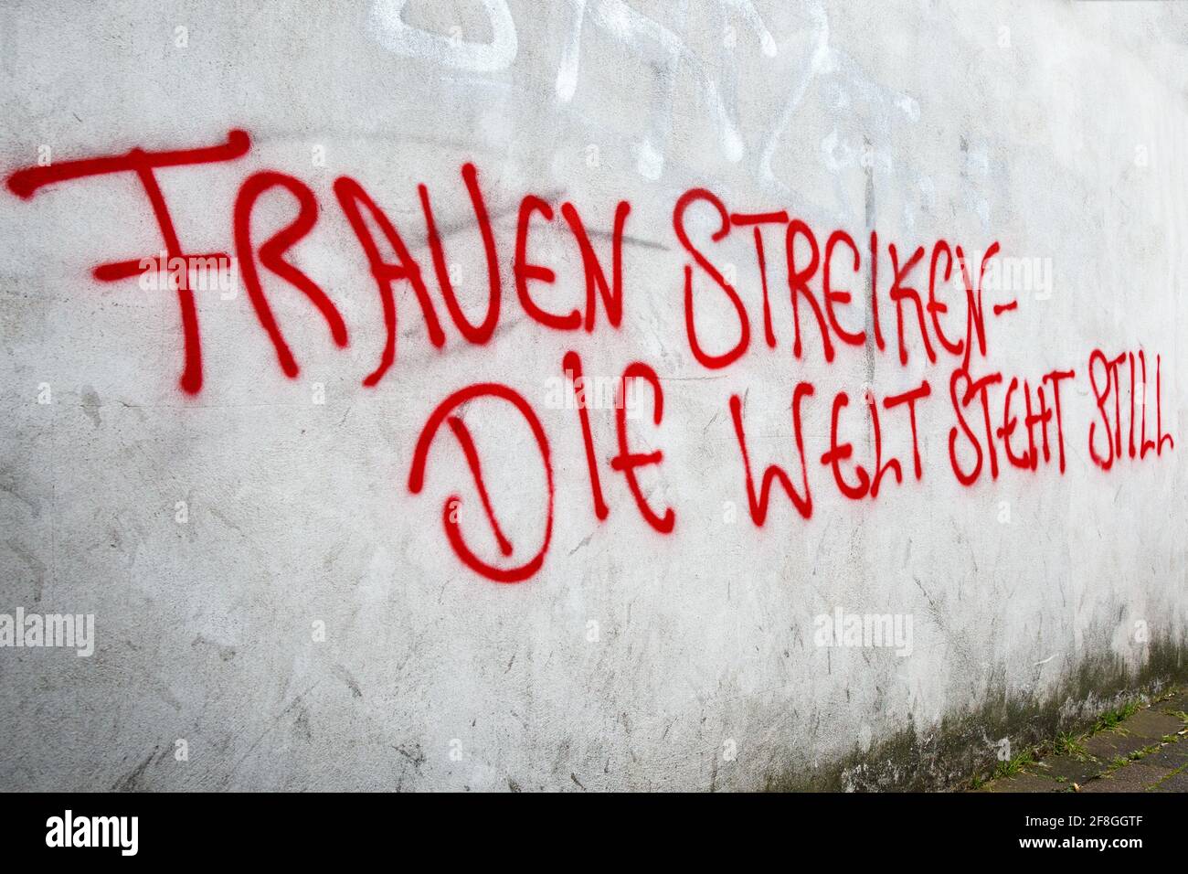 Graffiti che richiama l'attenzione sul ruolo sottovalutato delle donne nella società. Per un maggiore apprezzamento per il lavoro delle donne nella società. Uguaglianza Foto Stock