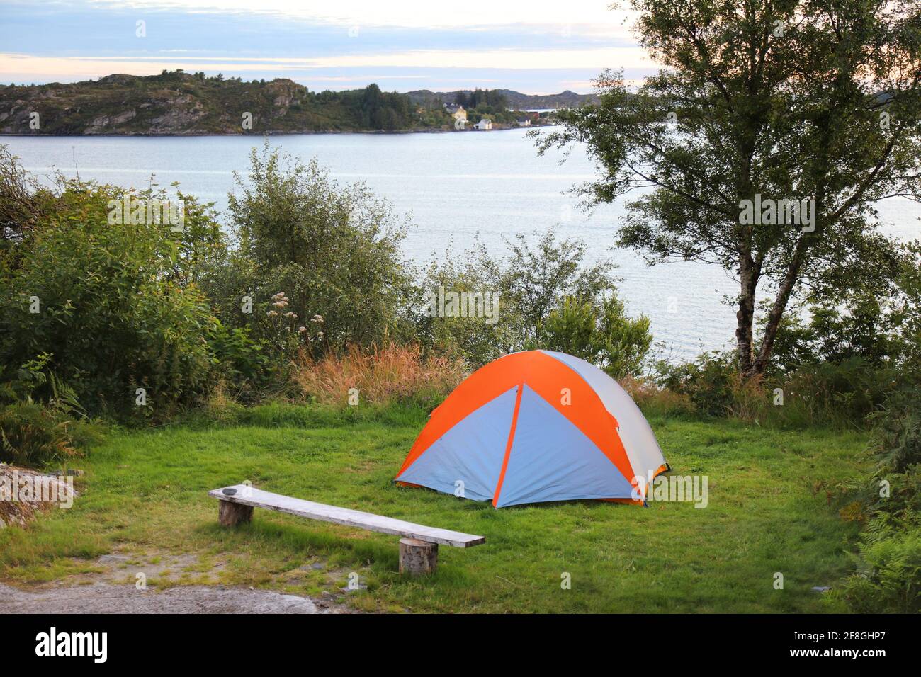 Tenda da campeggio in Norvegia. Sotra Island vacanza all'aperto. Contea di Vestland. Foto Stock