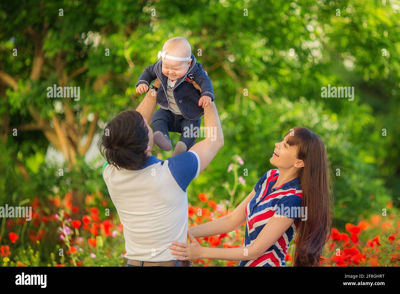 Buona famiglia giovane con bambini che si divertono nella natura. Foto Stock