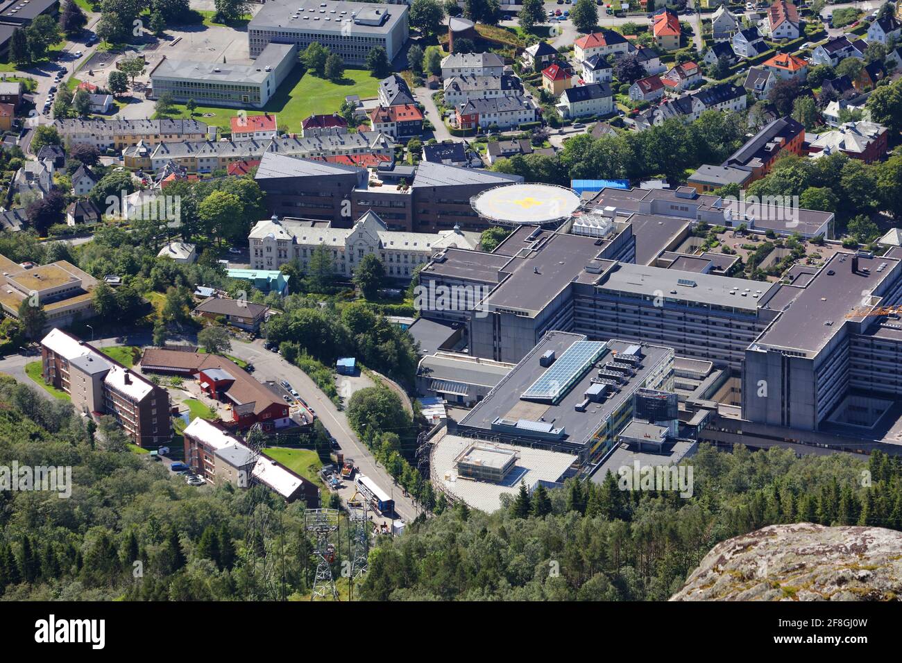 BERGEN, NORVEGIA - 23 LUGLIO 2020: Veduta aerea dell'Haukeland University Hospital di Bergen, Norvegia. La clinica è associata con l'Università di Bergen An Foto Stock