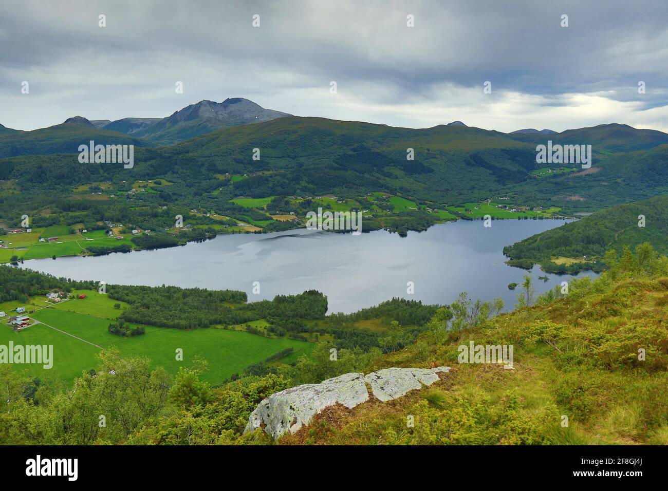 Lago di Sunnmore, Norvegia - Engsetdalsvatnet. Paesaggio norvegese con Blaskjerdingen montagna prominente sullo sfondo. Foto Stock