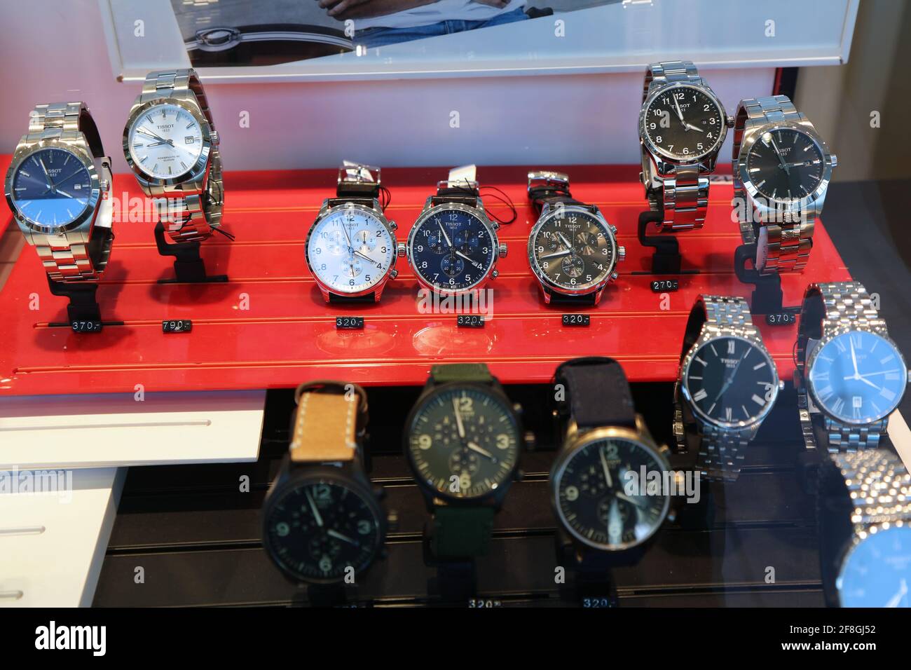 BOCHUM, GERMANIA - 17 SETTEMBRE 2020: Orologi da polso Tissot in esposizione in un negozio a Bochum, Germania. Tissot è un orologio svizzero di lusso. Foto Stock