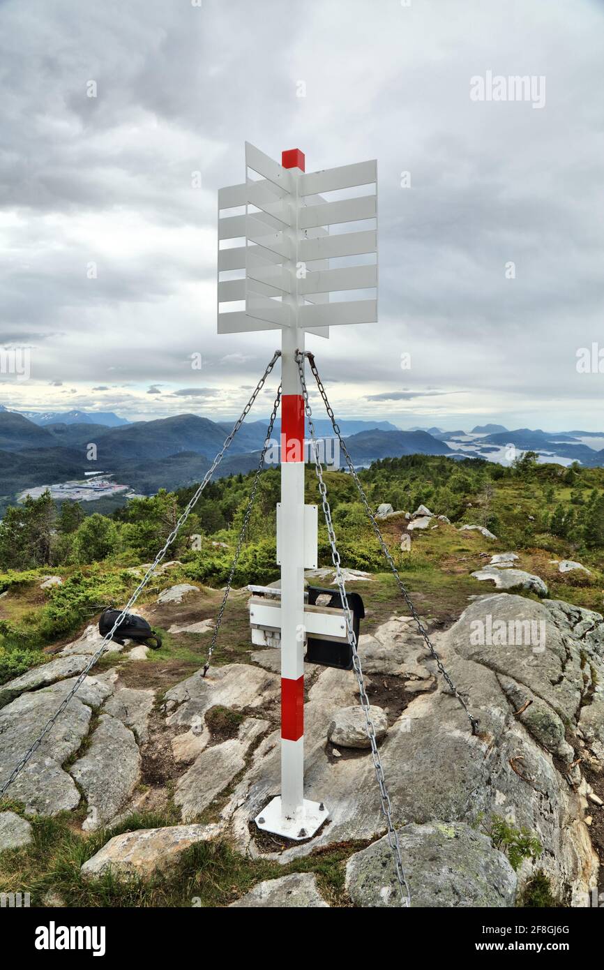 Marcatore di trig sulla montagna di Nishusen a Skodje, Norvegia. Punto trigonometrico per la geodetica. Foto Stock