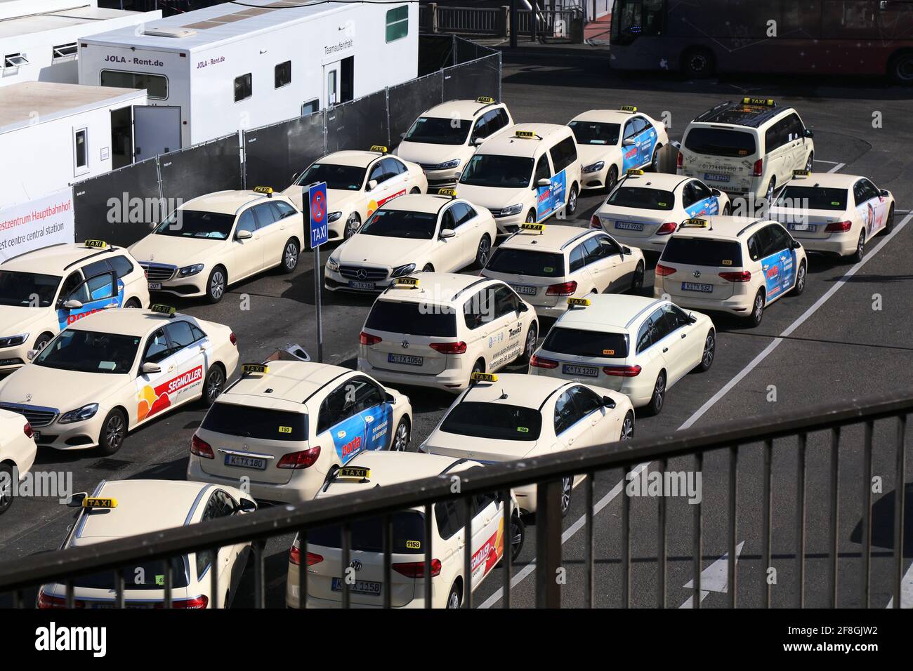 COLONIA, GERMANIA - 22 SETTEMBRE 2020: Taxi in attesa di fronte alla stazione ferroviaria di Colonia (Koeln Hauptbahnhof Hbf) in Germania. Foto Stock