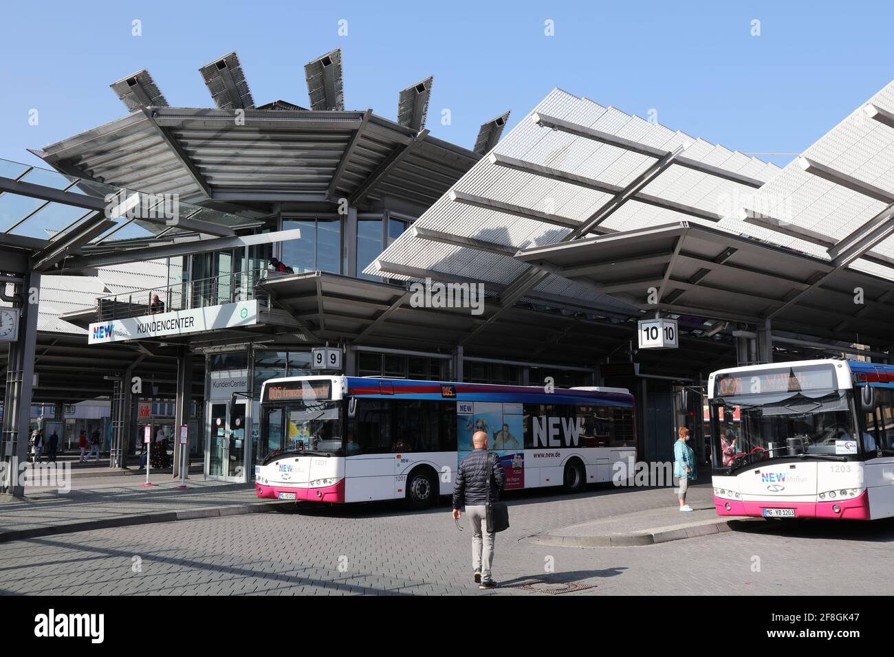 MOENCHENGLADBACH, GERMANIA - 18 SETTEMBRE 2020: La gente aspetta alla stazione degli autobus di Gladbach a Moenchengladbach, una delle principali città della Renania Settentrionale-Vestfalia Foto Stock