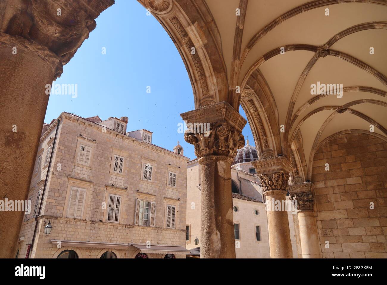 Dubrovnik punto di riferimento, Croazia. Città vecchia medievale. Portici di Palazzo Sponza che tengono Archivi di Stato. Foto Stock