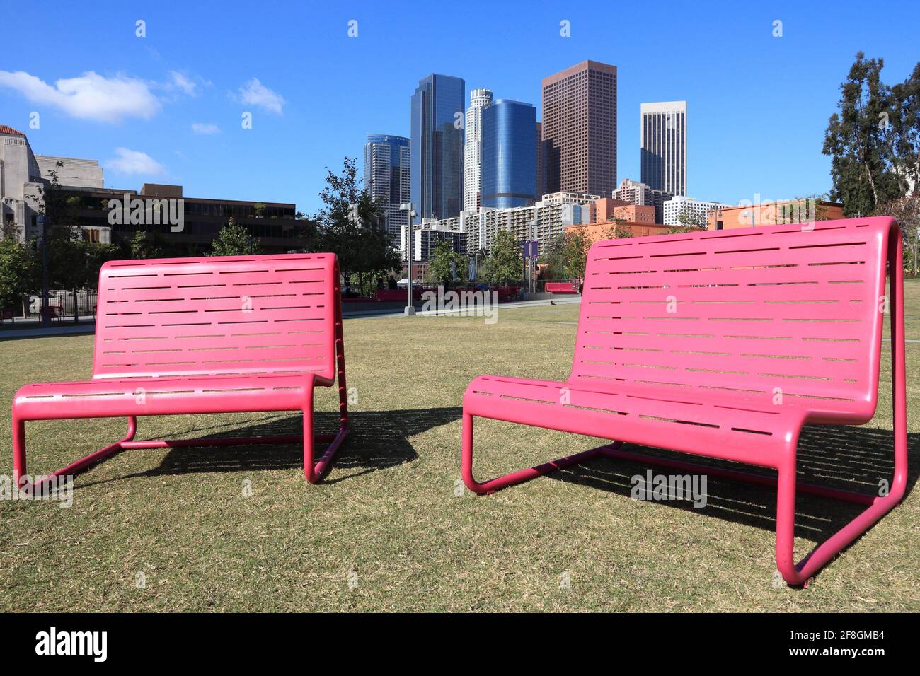 Grand Park, Los Angeles City. Vista dello skyline di Los Angeles con panchine del parco. Foto Stock