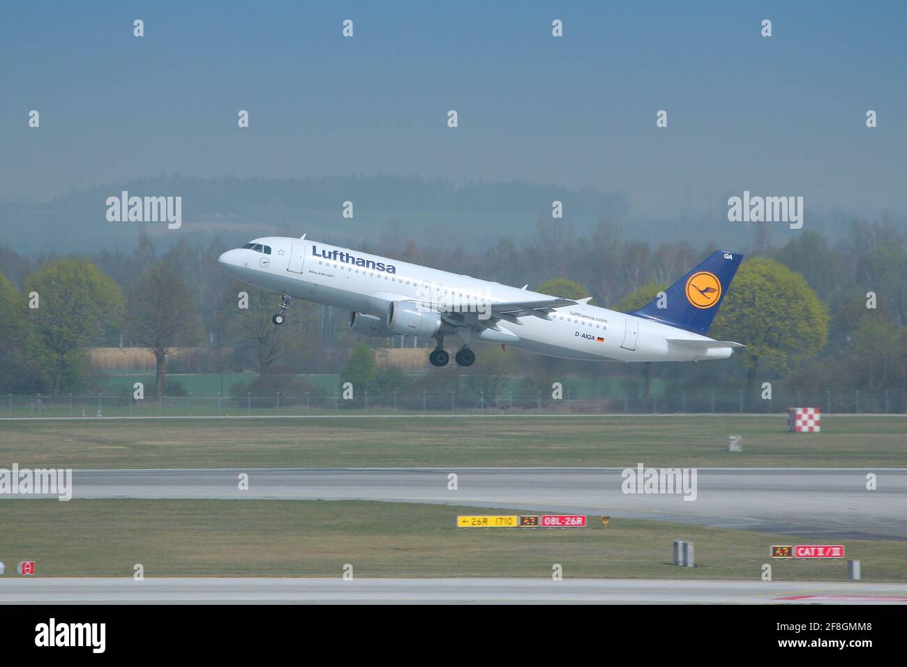 MONACO di BAVIERA, GERMANIA - 1 APRILE 2014: Lufthansa Airbus A320 decollerà dall'aeroporto internazionale di Monaco in Germania. Il Gruppo Lufthansa ha trasportato 103 milioni di pas Foto Stock