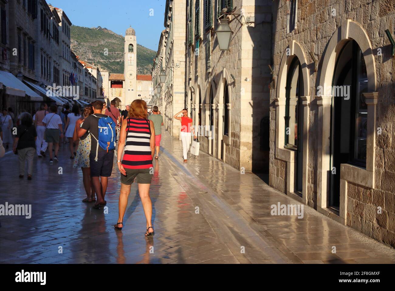 DUBROVNIK, CROAZIA - 26 LUGLIO 2019: I turisti visitano Stradun strada lastricata di pietra calcarea lucida nella città vecchia di Dubrovnik, un sito patrimonio dell'umanità dell'UNESCO. Foto Stock