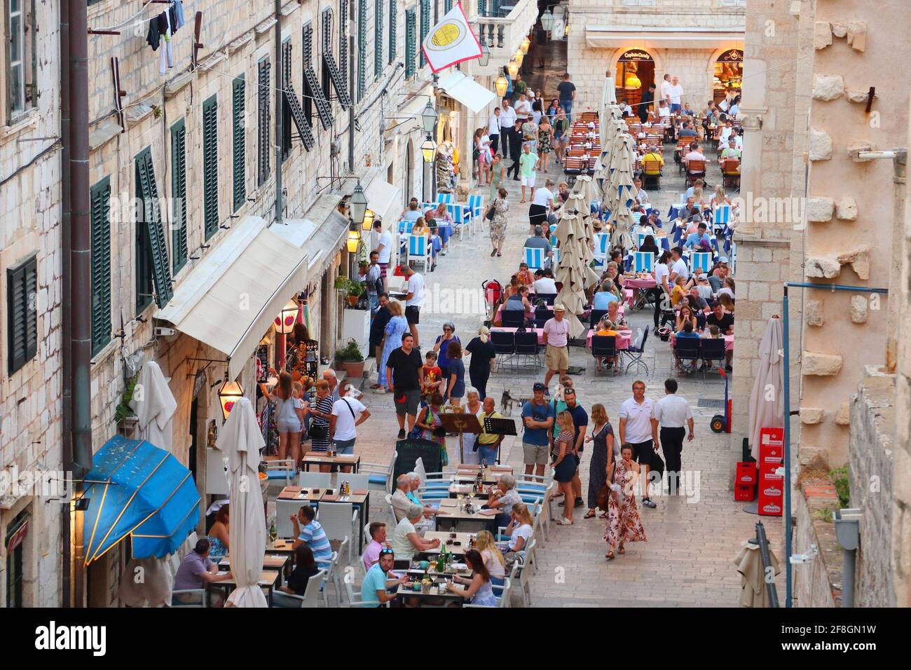 DUBROVNIK, CROAZIA - 26 LUGLIO 2019: I turisti cenano fuori nella città vecchia di Dubrovnik, un sito patrimonio dell'umanità dell'UNESCO. Foto Stock