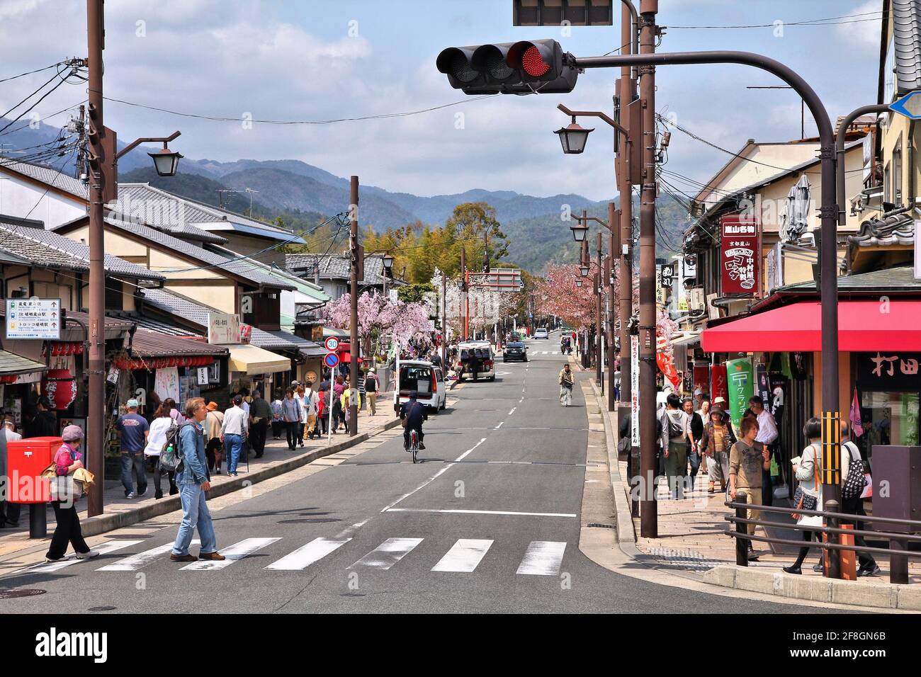 KYOTO, GIAPPONE - 17 APRILE 2012: La gente visita Arashiyama a Kyoto, Giappone. Arashiyama è un luogo designato a livello nazionale di bellezza paesaggistica e sito storico Foto Stock