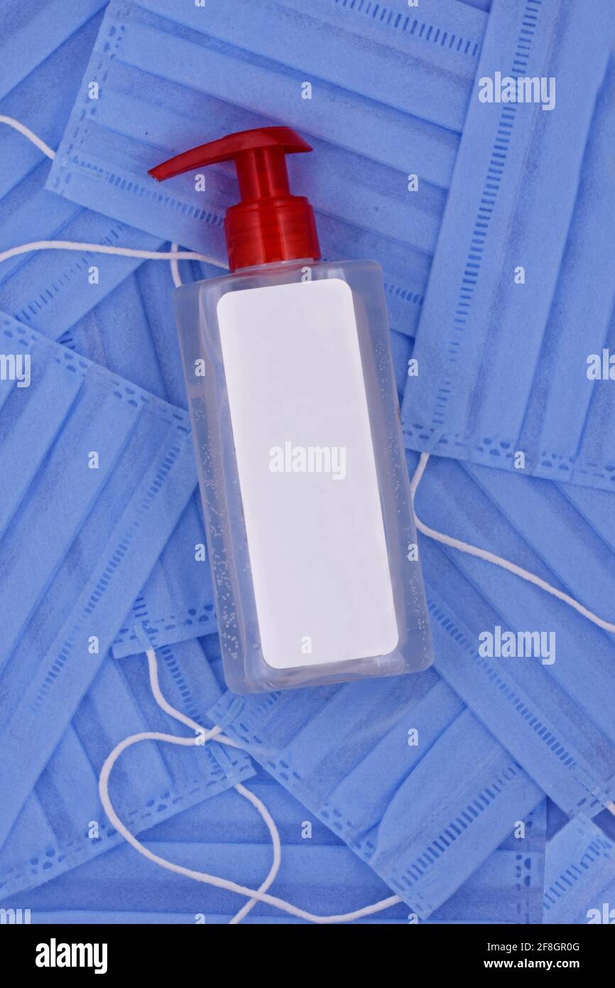 Maschera chirurgica da viaggio e gel igienizzante per le mani per l'igiene delle mani protezione diffusa corona virus protezione, Foto Stock