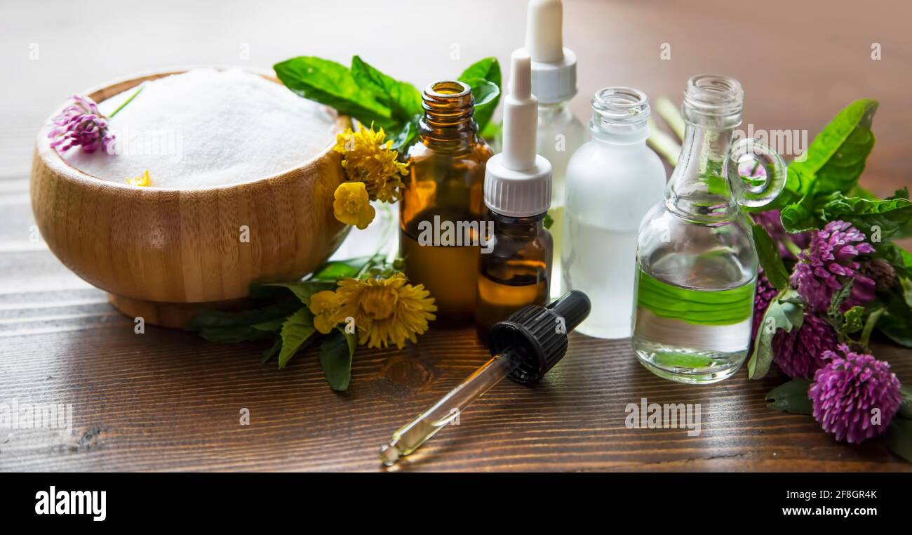 Medicina alternativa, oli di erbe curative, oli di aromaterapia erboristici con piante medicinali ed erbe, bottiglie di oli essenziali Foto Stock