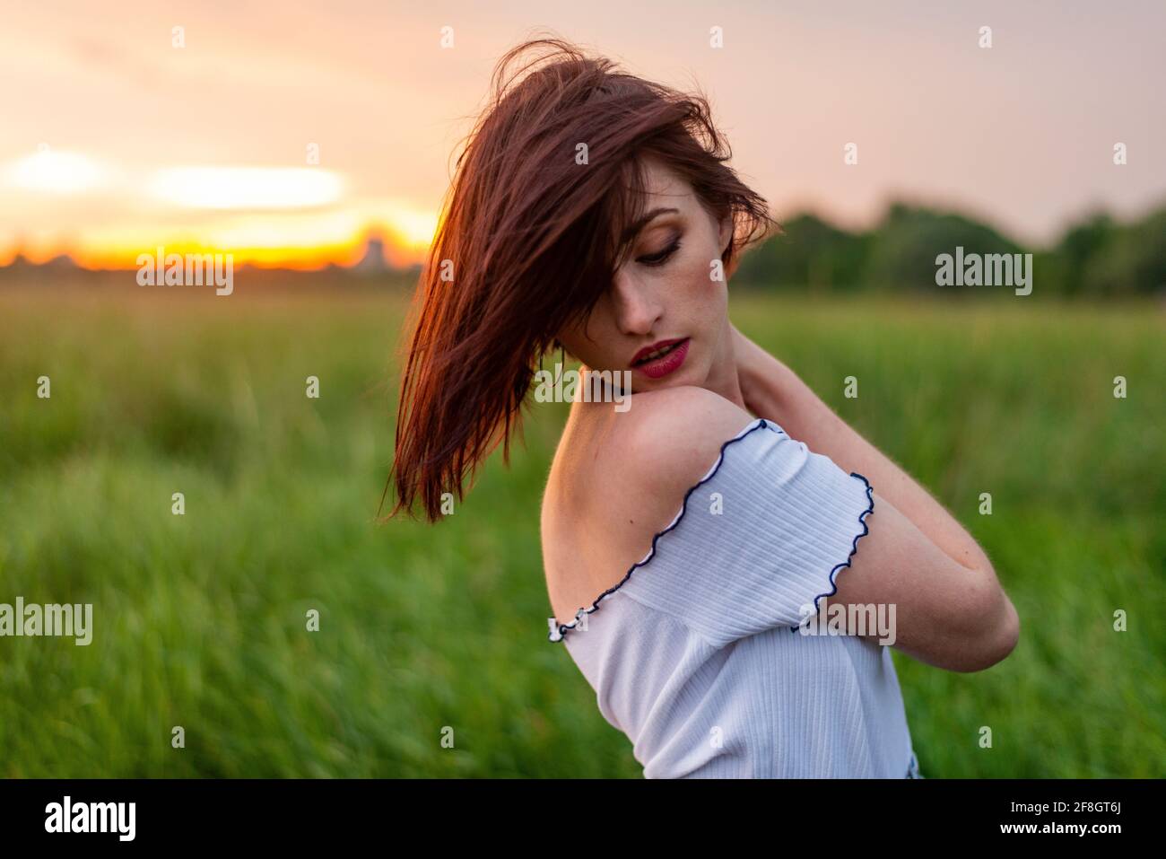 ritratto di una bella ragazza dai capelli rossi tramonto Foto Stock