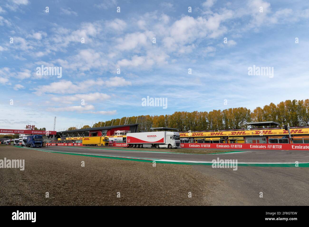 Imola, Emilia Romagna, Italia: Enzo e Dino Ferrari prima del campionato mondiale di Formula uno (F1) 2020. Visualizza con i veicoli. Marchi e logo delle corse Foto Stock