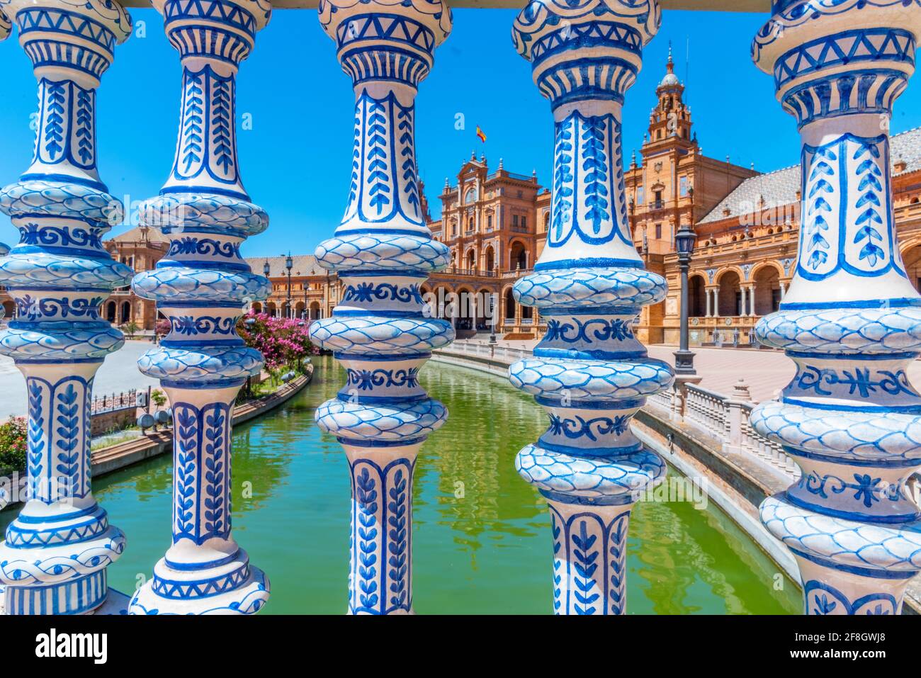 Plaza de Espana vista attraverso piastrelle in ceramica, Siviglia, Spagna Foto Stock