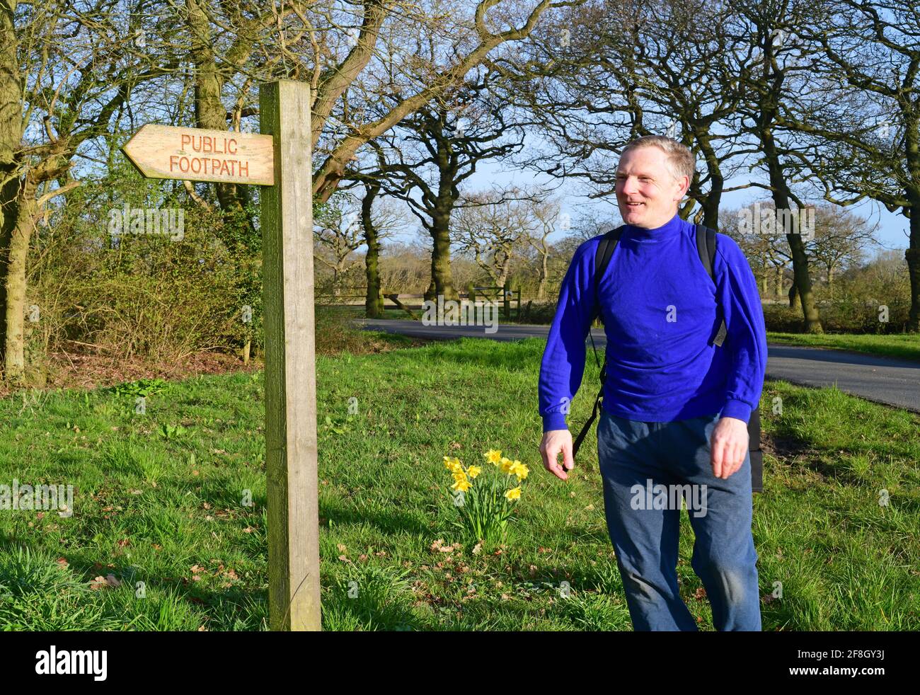 uomo che cammina in campagna in primavera vicino a york yorkshire regno unito Foto Stock