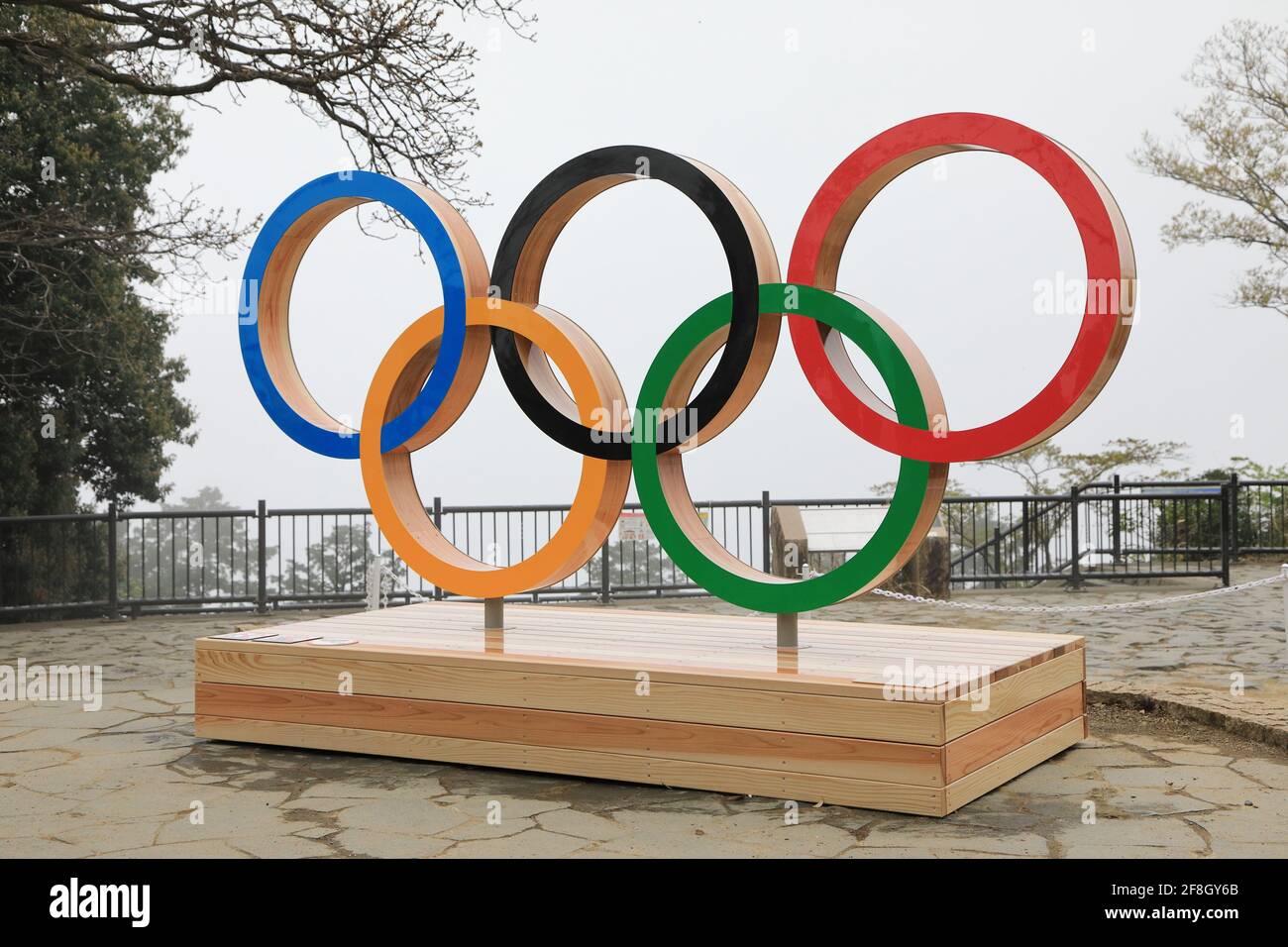 (210414) --TOKYO, 14 aprile 2021 (Xinhua) -- Foto scattata il 14 aprile 2021 mostra un simbolo olimpico gigante per segnare 100 giorni prima dell'inizio dei Giochi Olimpici di Tokyo, sul Monte Takao a Hachioji, a ovest di Tokyo, Giappone. (Foto di Tokyo 2020 e TMG) Foto Stock