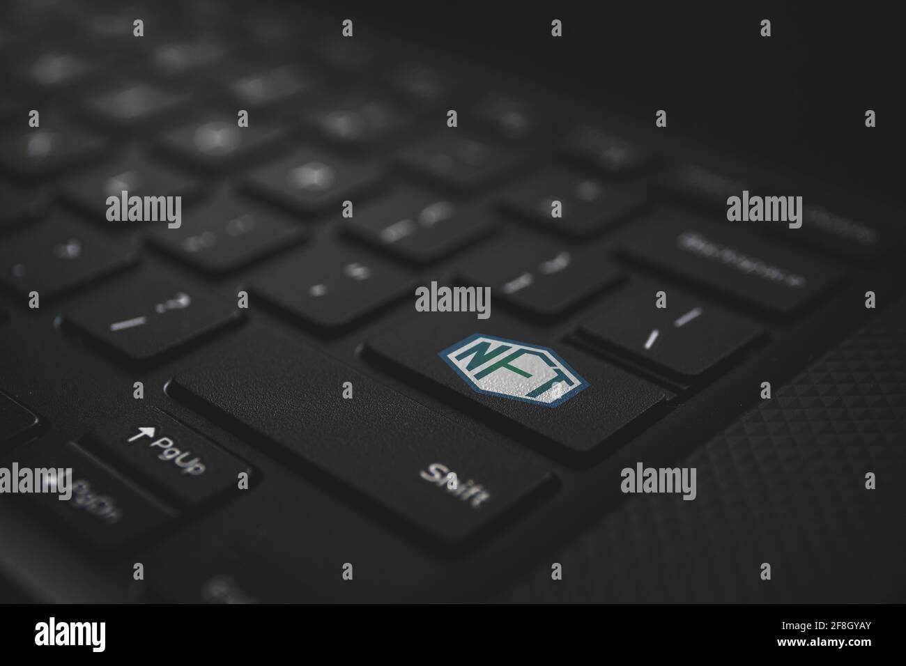Un token non fungibile (NFT) è un'unità di dati memorizzata su una contabilità digitale. NFTS può essere utilizzato per rappresentare elementi quali foto, video, audio e altro Foto Stock