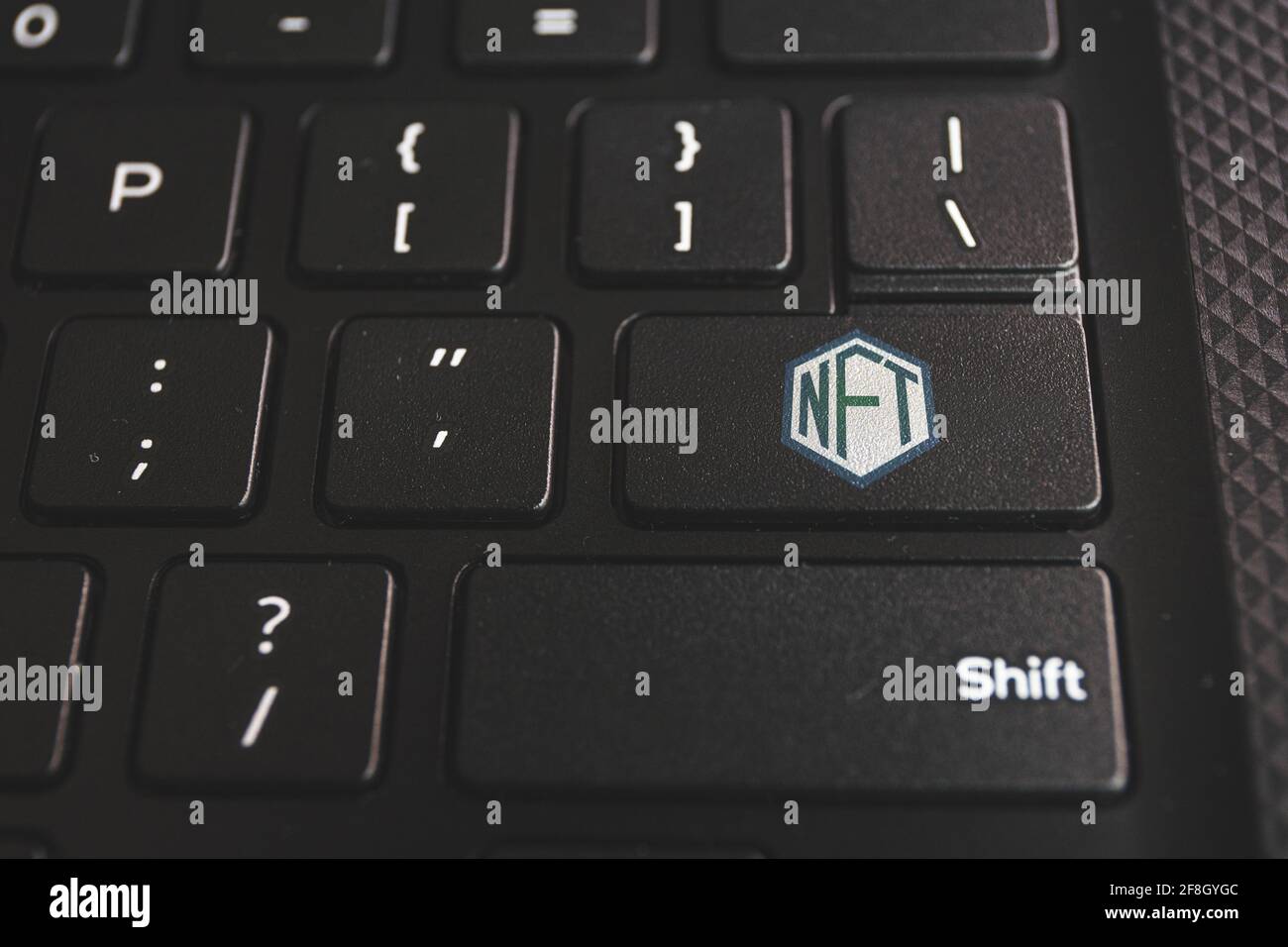 Un token non fungibile (NFT) è un'unità di dati memorizzata su una contabilità digitale. NFTS può essere utilizzato per rappresentare elementi quali foto, video, audio e altro Foto Stock
