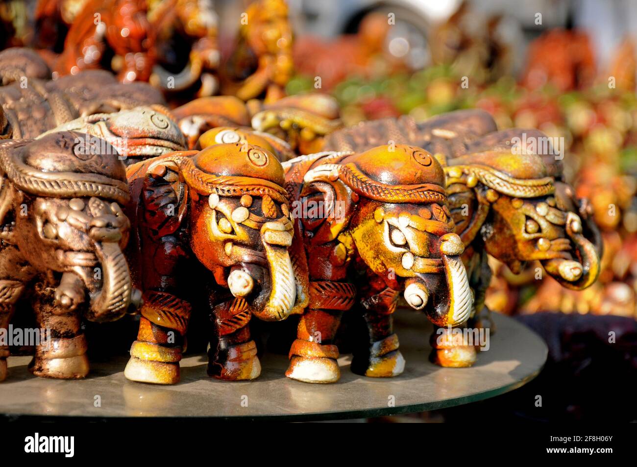 Elefante di argilla, decorazione artigianale tradizionale di argilla, ceramica colorata decorativa, giocattolo artigianale tradizionale di decorazione di argilla nel mercato indiano Foto Stock