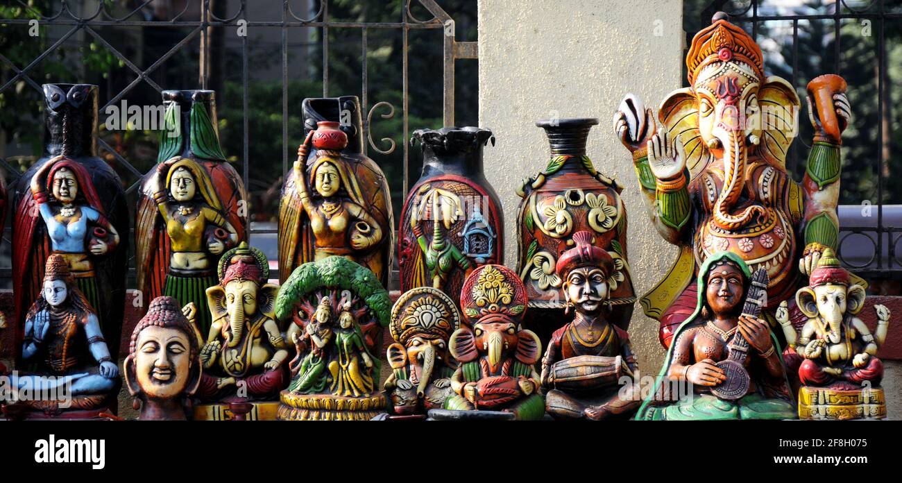 Decorazioni in argilla tradizionali artigianali, ceramiche colorate decorative, giocattoli artigianali di decorazione in argilla tradizionale nel mercato indiano Foto Stock