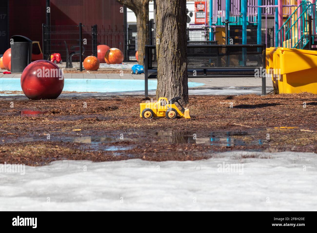 Un camion giallo lasciato dietro quando tutti i parchi sono stati chiusi nel marzo 2020 a causa della pandemia - Ottawa, Ontario, Canada Foto Stock