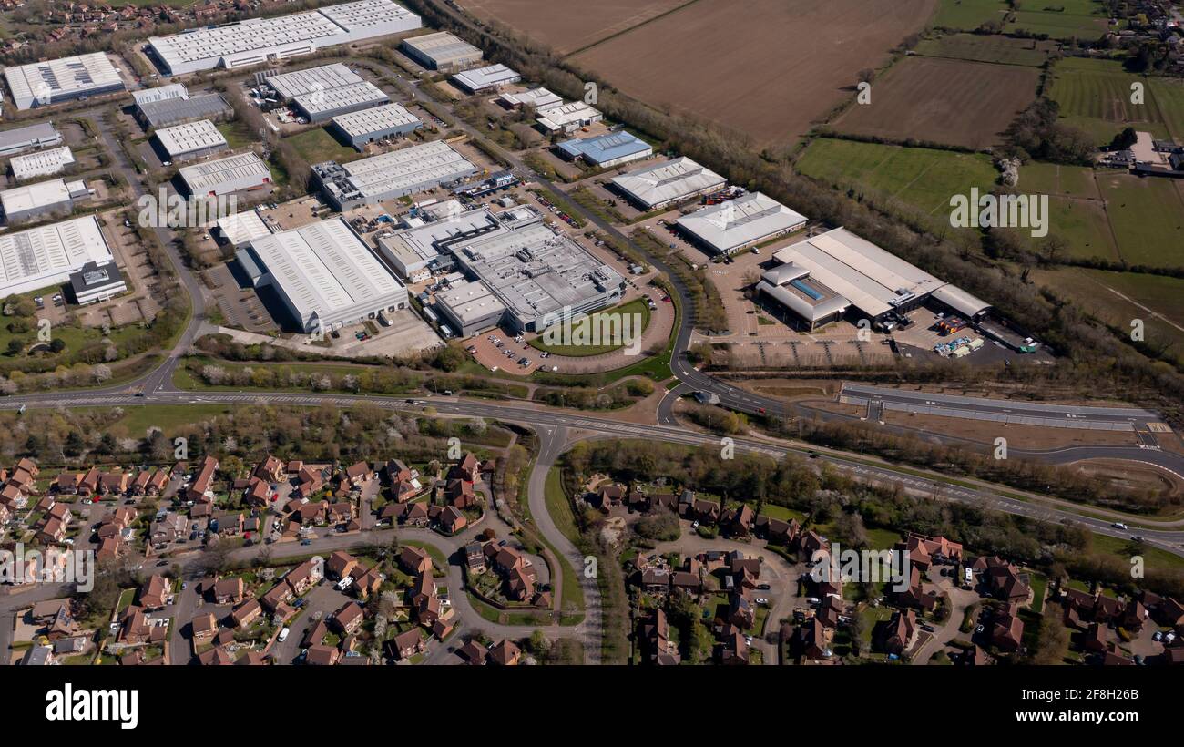 Foto aerea del villaggio di Caldecotte a Milton Keynes Regno Unito che mostra una tipica proprietà immobiliare britannica su un soleggiato estate giorno preso con un drone da Foto Stock