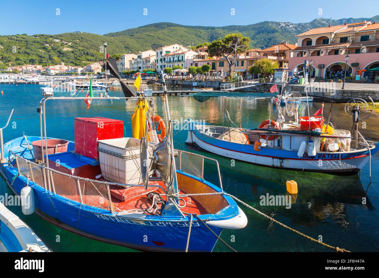 Barche da pesca ormeggiate nel porto, Marciana Marina, Isola d'Elba Foto Stock