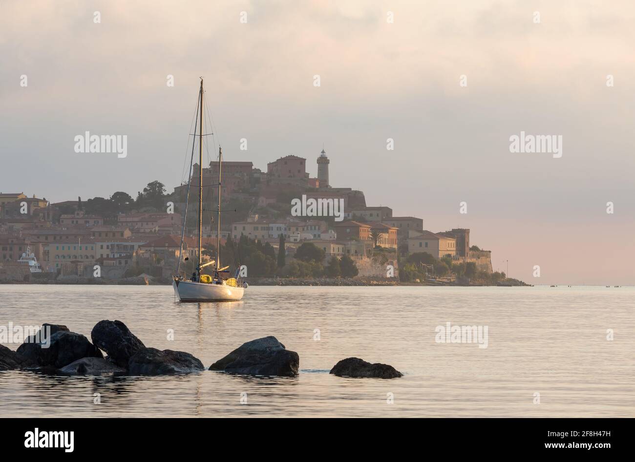 Vista su Portoferraio all'alba, Isola d'Elba, Italia Foto Stock