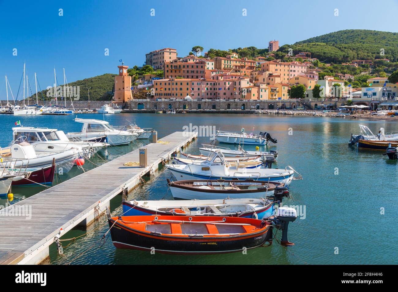 Villaggio di Rio Marina, porto e moroings sull'Isola d'Elba Foto Stock