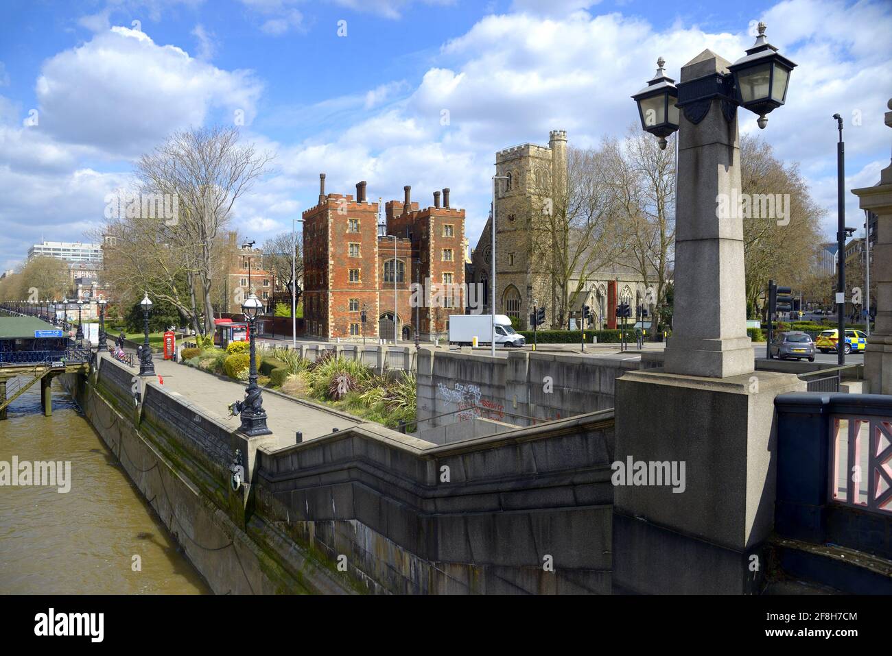 Londra, Inghilterra, Regno Unito. Porta Casa del Palazzo Lambeth e Chiesa sconsacrata di Santa Maria-a-Lambeth, visto dal Ponte Lambeth Foto Stock