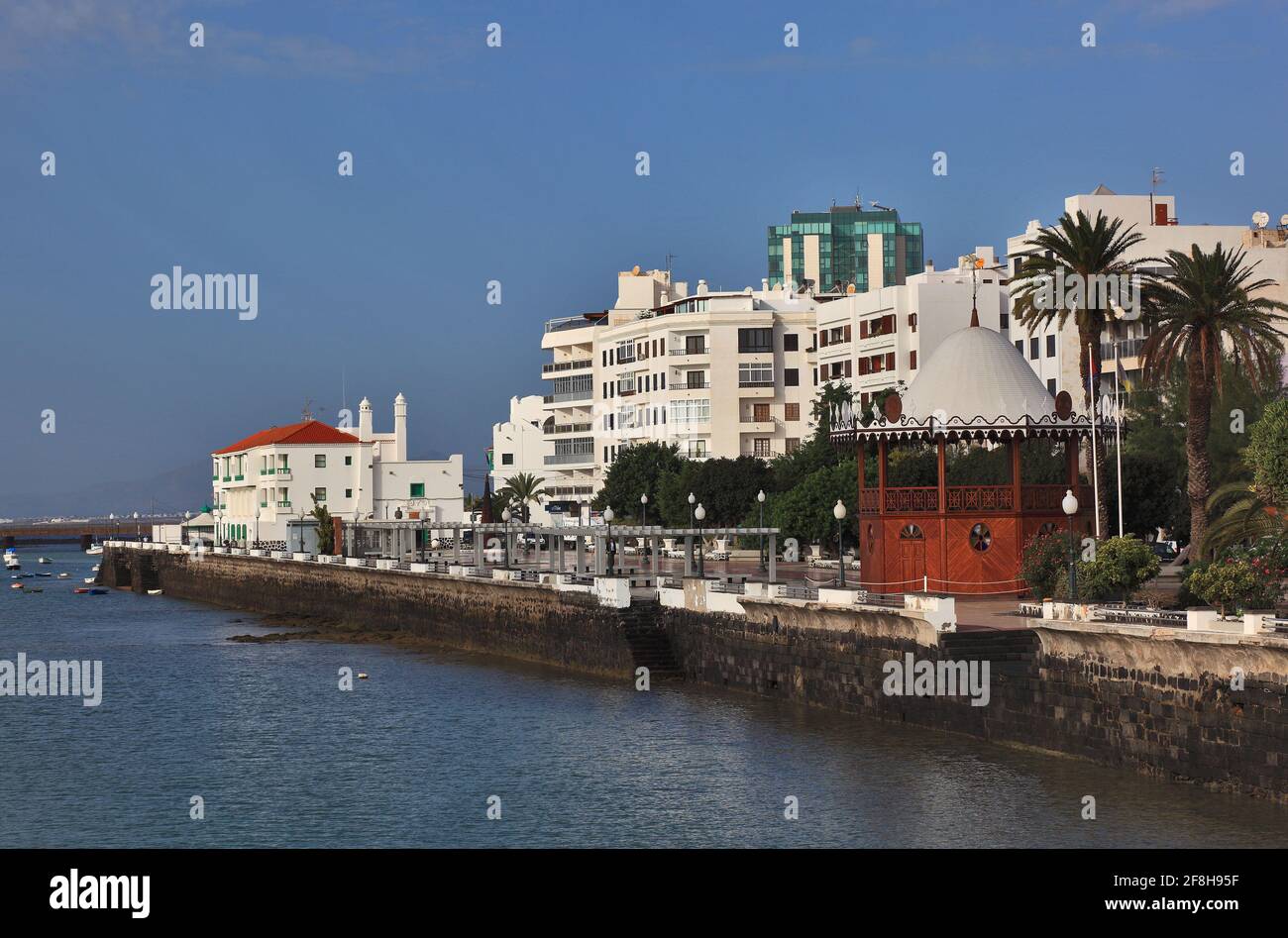 Av. de la Marina e Gran Hotel in background, Arrecife, Lanzarote, Isole Canarie, Canarie, Spagna Foto Stock