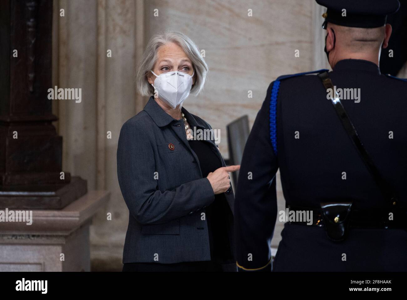 Washington, Stati Uniti. 13 Apr 2021. STATI UNITI - 13 APRILE: Karen Gibson, sergente di senato-alle armi, assiste al servizio per il funzionario del Campidoglio degli Stati Uniti William "Billy" Evans, mentre i suoi resti sono in onore nella rotonda del Campidoglio a Washington, DC, martedì 13 aprile 2021. Evans è stato ucciso quando un driver ha fatto il rampante della barricata nord del Campidoglio il 2 aprile 2021. (Foto di Tom Williams/Pool/Sipa USA) Credit: Sipa USA/Alamy Live News Foto Stock